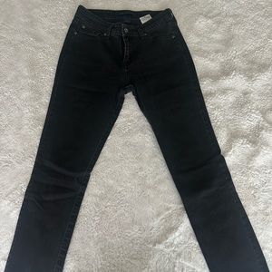 black levi mid-rise jeans